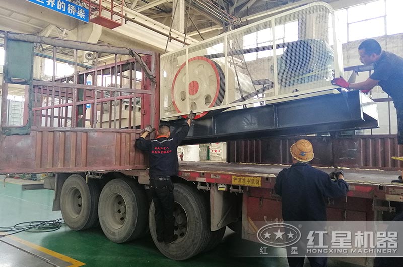 對輥制砂機(jī)裝車、準(zhǔn)備發(fā)貨