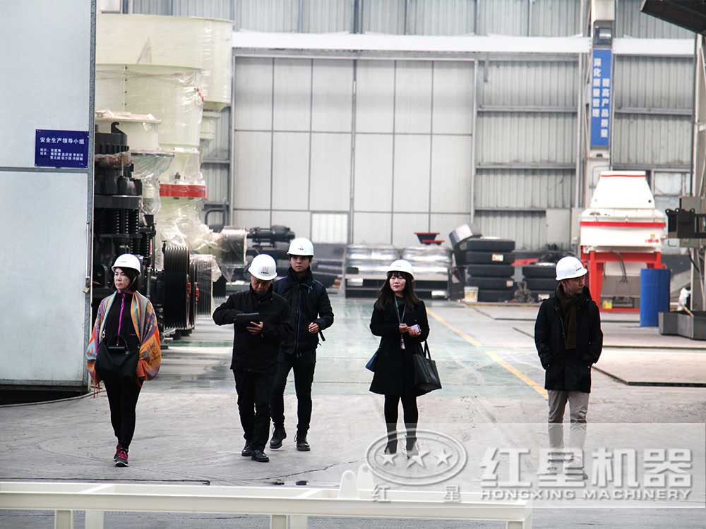 客戶(hù)來(lái)廠參觀單缸圓錐破碎機(jī)