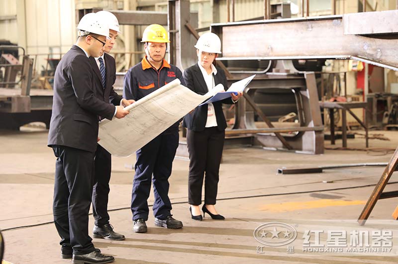 流動(dòng)磕石機(jī)生產(chǎn)車(chē)間
